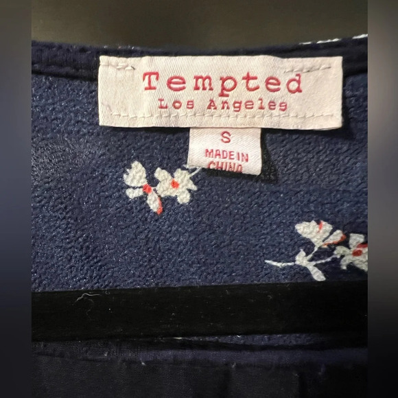 Tempted Blue floral top v neck with 3 metal buttons 3/4 sleeve Small Preowned - Picture 2 of 5